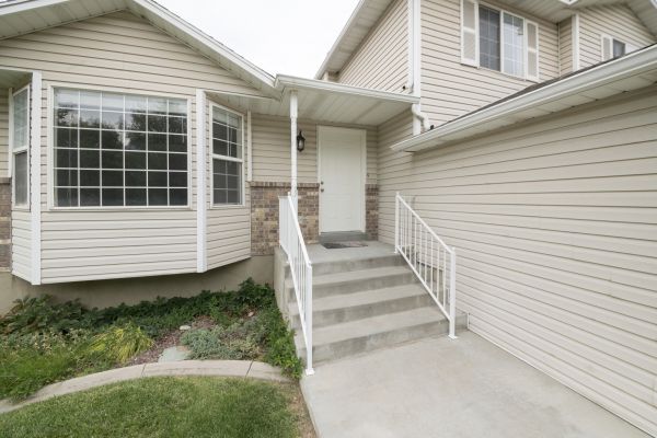 White Vinyl Siding Replacement in Sioux Falls